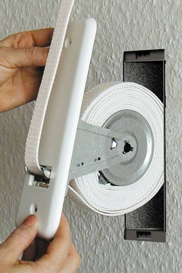 Installation d'une nouvelle sangle de volet roulant par un technicien